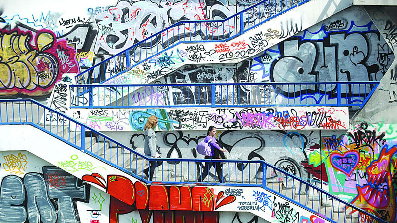 Комуналци хапсе делије и гробаре због графита!