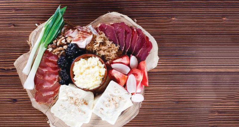 Добро јутро уз домаћи сир, чварке, пршуту