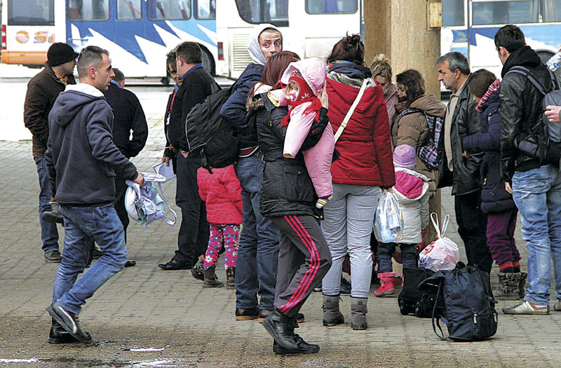 Хиљаде косовских Албанаца у колонама