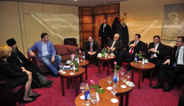 Вучић: Задовољан сам сусретима с Србима и хрватским званичницима