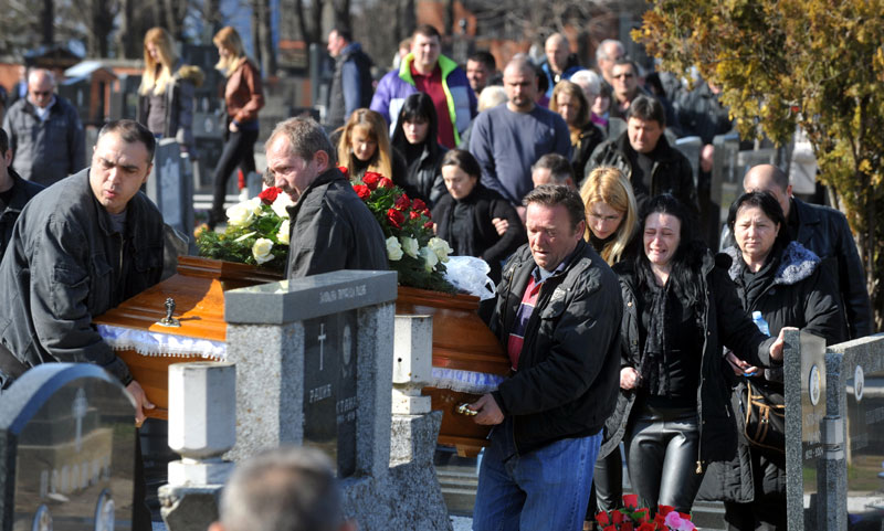 Сахрањен Стеван Катиловић, јецаји супруге парали небо:  Устани душо, да идемо кући...