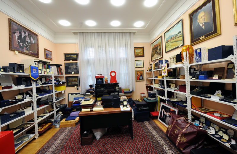 Министри сами плаћају дарове