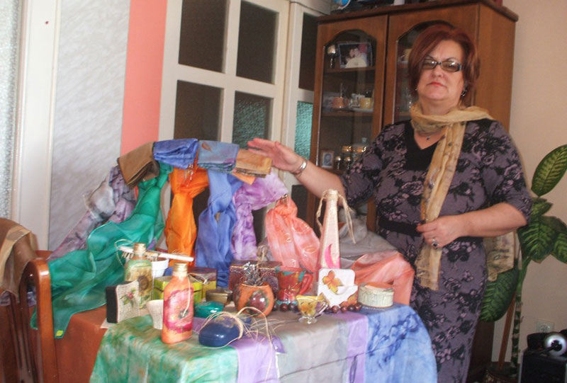 Сања свилом и кроји и боји