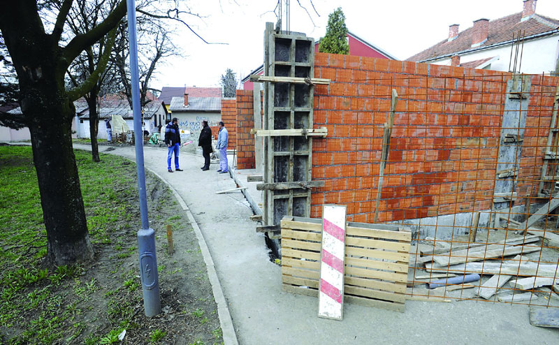 Земун: Гаража у парку потпуно легална