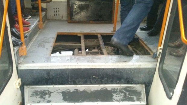 Београд: Повређена жена, пропала кроз рупу у тролејбусу!