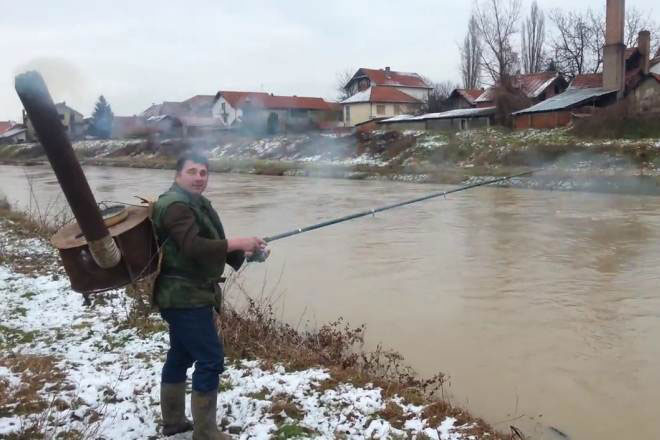 Лесковчанин који пеца са фуруном на леђима постао светска атракција