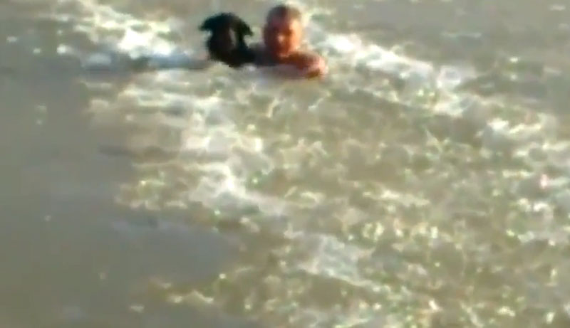 ХЕРОЈ: Извукао пса из залеђене реке