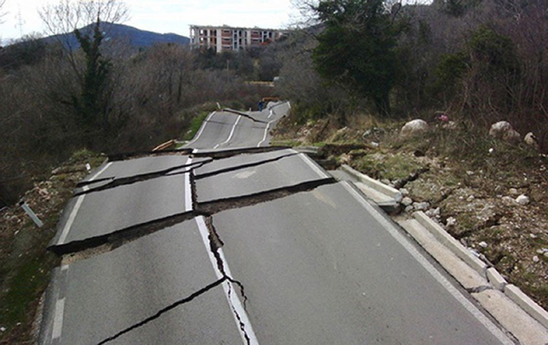 Будва: Клизиште гура куће и пут