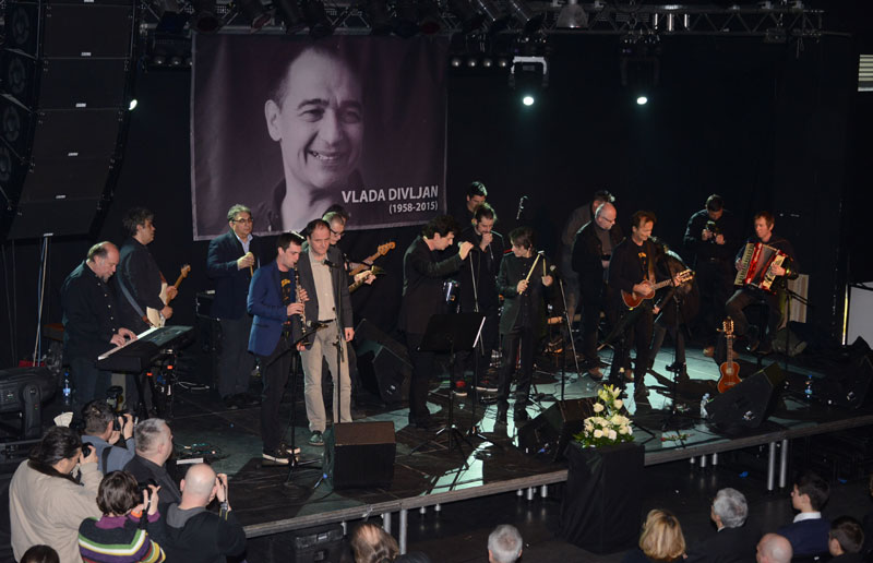 Кремиран Влада Дивљан, испраћај уз песму и сузе