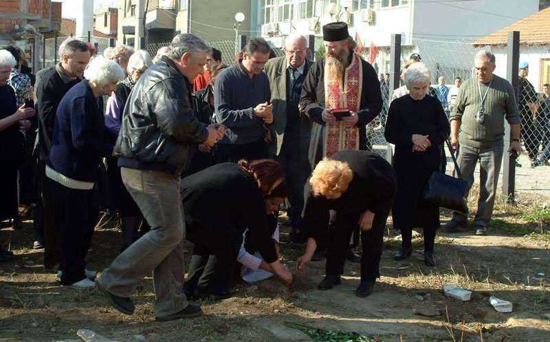 Ђаковица: Каменовано возило заменика директора Канцеларије за КиМ; Око 200 Срба на обележавању Велике Госпојине