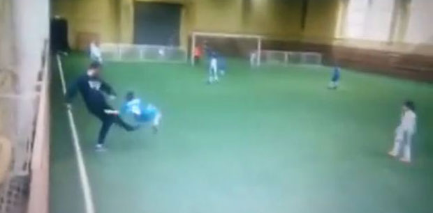 ВИДЕО: Тренер у Русији шутнуо дете!