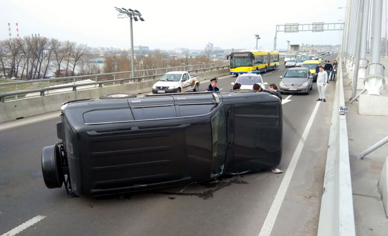 ФОТО: Преврнуо се џип на Мосту на Ади 