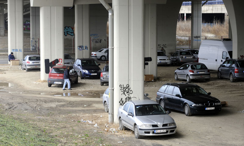 Паркинг дивљи, ал бесплатан