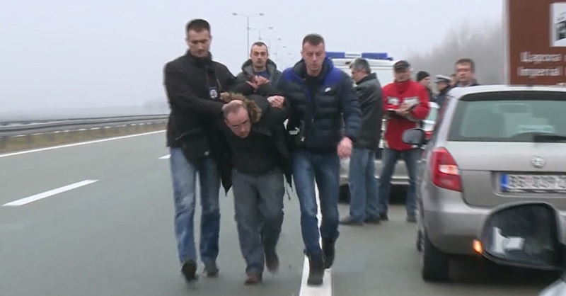 Пасоши отмичара прави, у Француској већ познати по кривичним делима, мајка девојчице помогла полицији