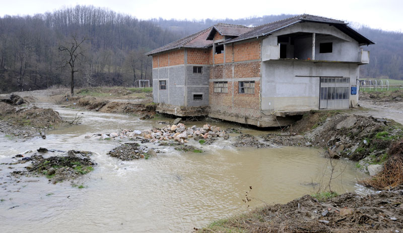Селима прете лавине блата