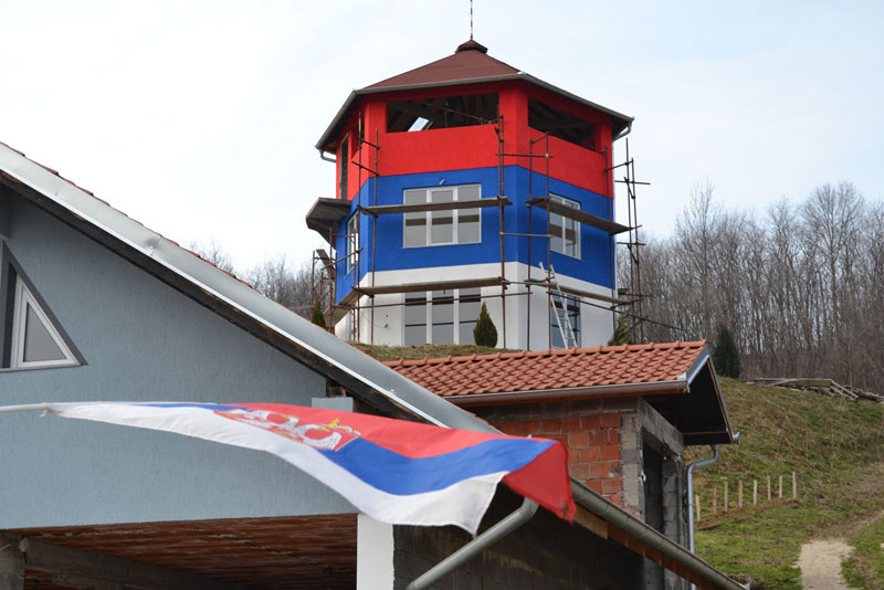 Село Четереже: Фасада у бојама заставе