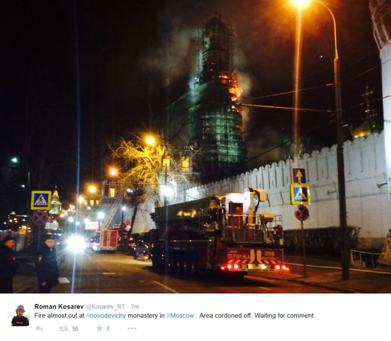 Москва: Угашен пожар, изгорео звоник у манастиру Новодевичји, у близини Кремља (ВИДЕО)