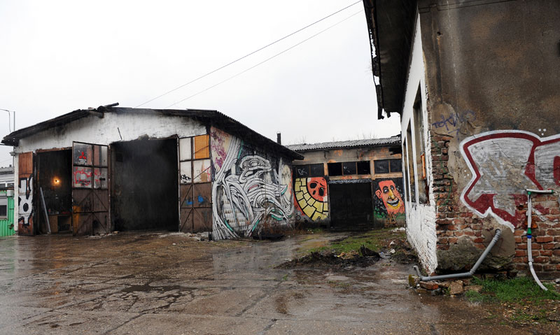 Аутокоманда: Занатлије или тржни центар?