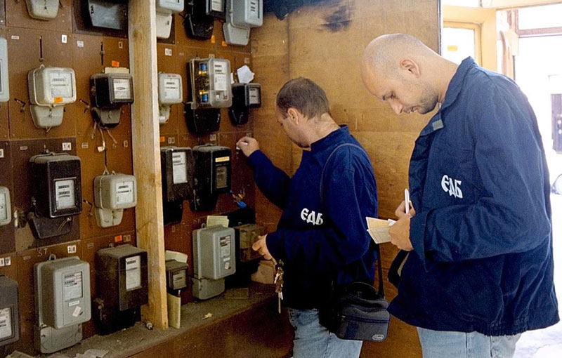 По струју и код нафташа