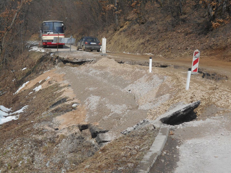 Александровац: Земља joш ломи куће и друмове