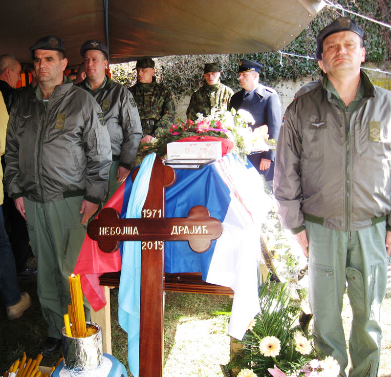 Сахрањен заставник Небојша Драјић: Последње збогом племенитом Драји уз Тамо далеко