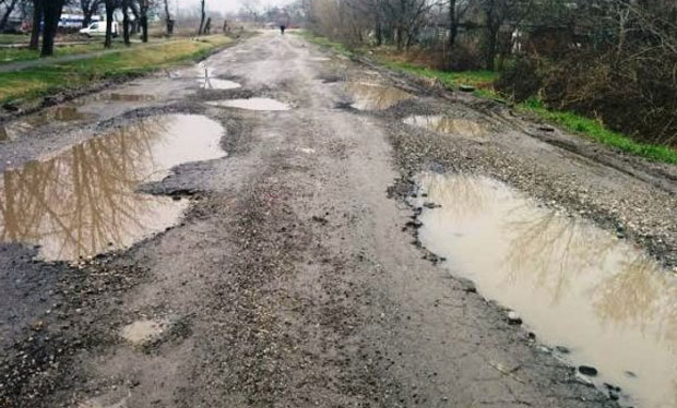 Кратери на коловозу скратили линију 106