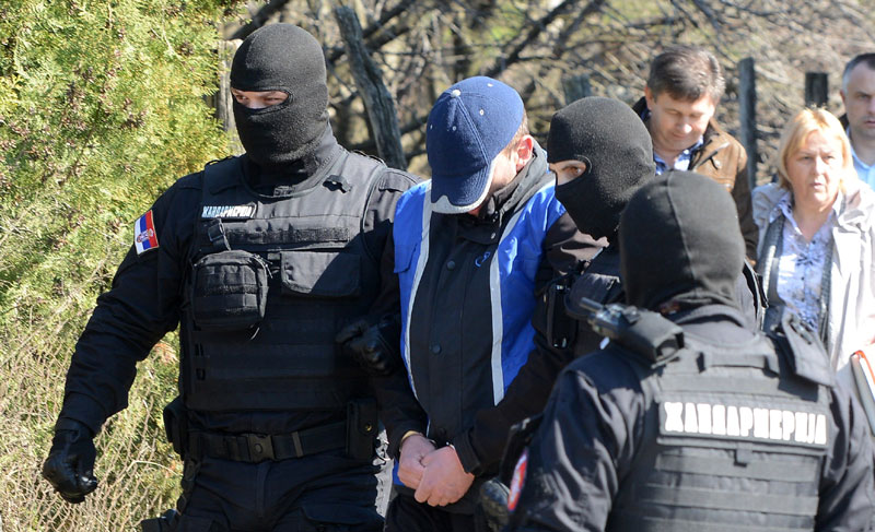 Погледајте привођење снајперисте из Петроварадина, у кући пронађен арсенал оружја! 