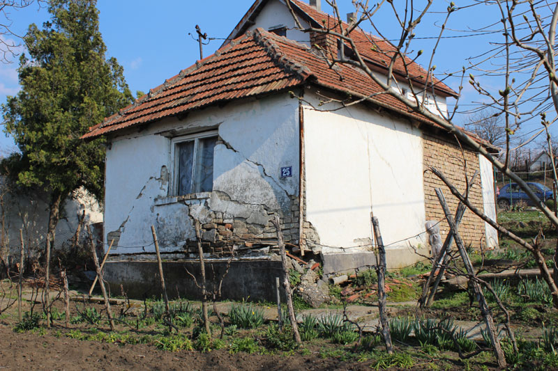 Умка: Лежемо у страху да ће се кућа срушити!