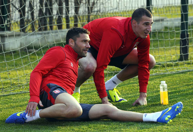 Огласио се Душко Тошић: Хулигани нас напали ножевима и електрошоковима, има и повређених