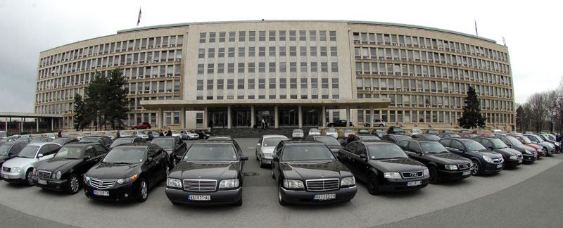 Лицитација у Палати “Србија”: Грабили се за ладу ниву!