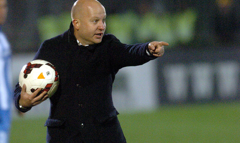 Мењај тренере док си први!