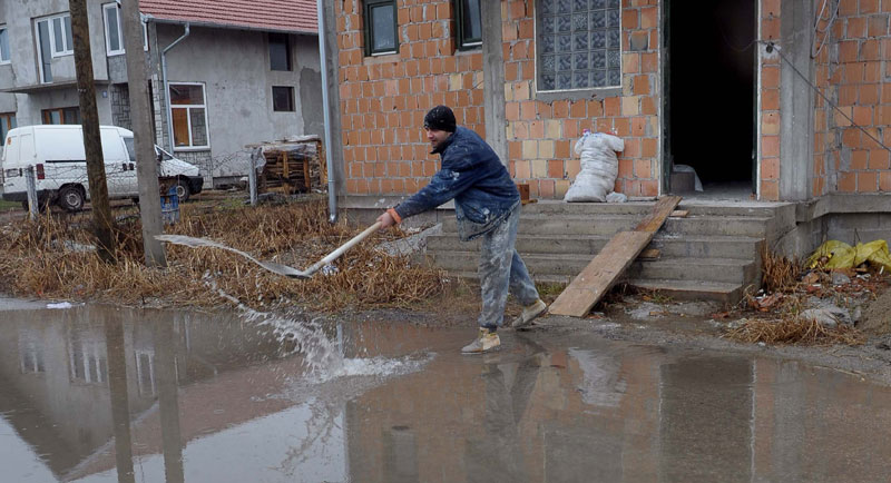 Вода у двориштима око 70 кућа у Батајници