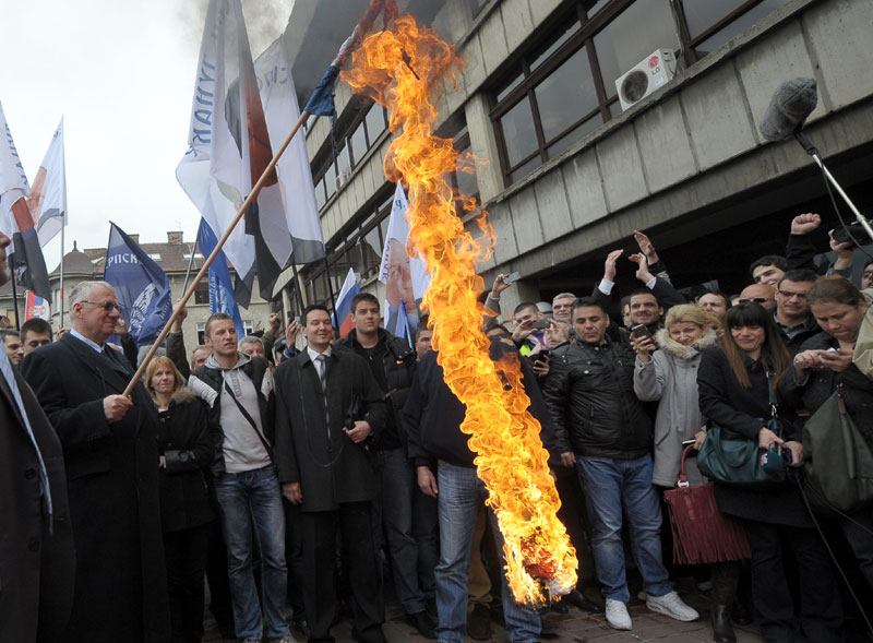 Шешељ: Срећан сам што сам запалио усташку хрватску заставу
