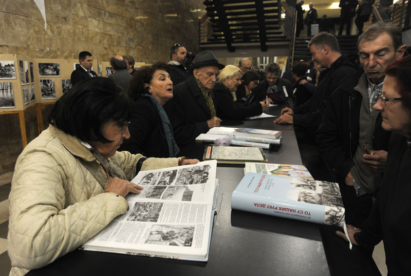 Текле сузе уз Хеј Словени