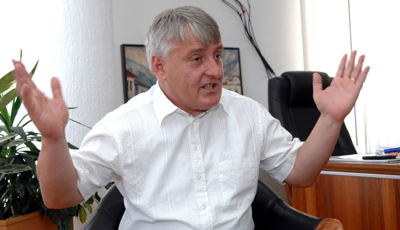 Мустафа зарађује више од Николића