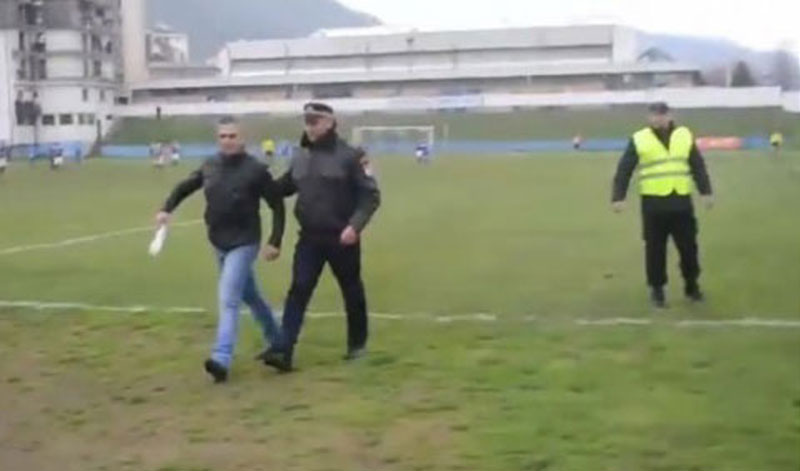 ВИДЕО: Србин звани “Паук” сам напао 300 навијача Сарајева