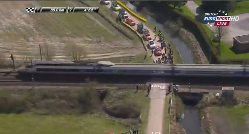 ВИДЕО: Воз прекинуо бициклистичку трку на кратко, на срећу нема повређених