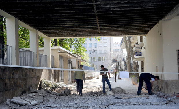 Срушила се бетонска фасада на улазу у Универзитетску дечју клинику у Тиршовој!
