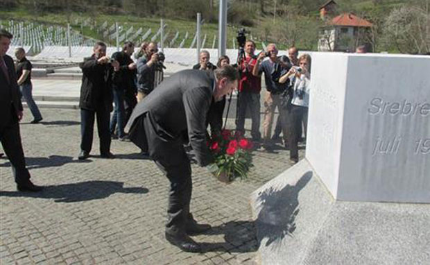 Поточари: Додик положио цвеће