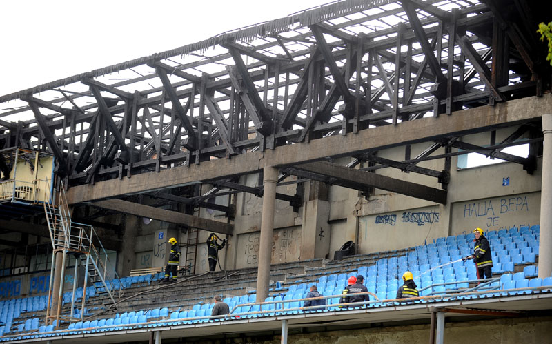 Ватра прогутала кров стадиона ФК Рад