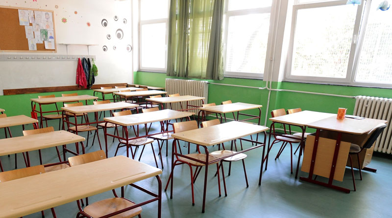 Београд: На ученика у школи пала стаклена табла!