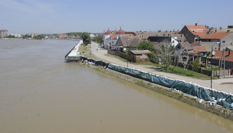 Сремска Митровица: Монтажне плоче кроте Саву