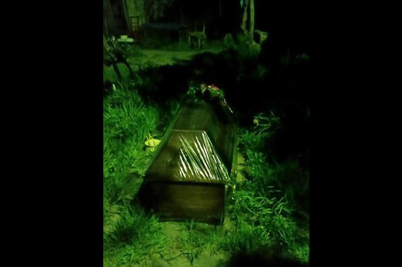 Кладово: Погребници допремили тело и сандук оставили - испред куће!