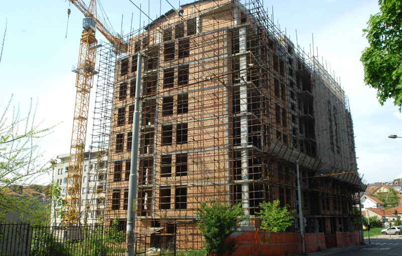 Учитељско насеље: Зарђале скеле годинама висе над улицом?!