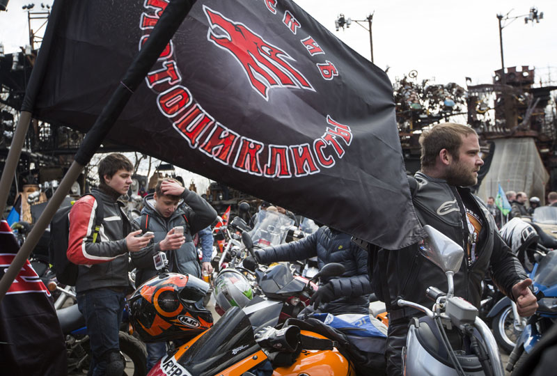 Ноћни вукови у Словачкој дочекани са сољу и хлебом, положили венац и у Бечу