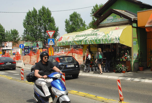 Трамваји у средини, где ће аутомобили?