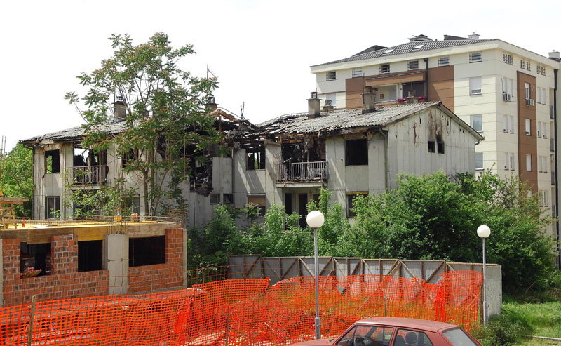 Уклета азбестна зграда још прети