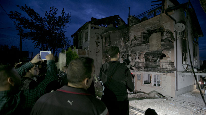 Куманово: Међу погинулим полицајцима и тројица Срба; Велики број Албанаца побегао на Космет (ВИДЕО)