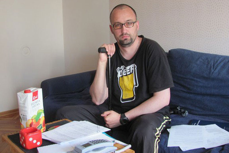 Пензионеру оболелом од мултипле склерозе плене стан?