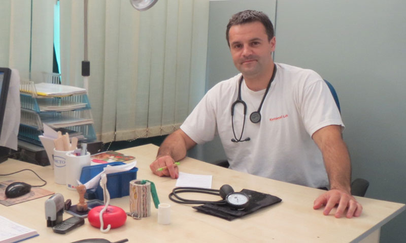 Доктор продаје пластику да купи скенер